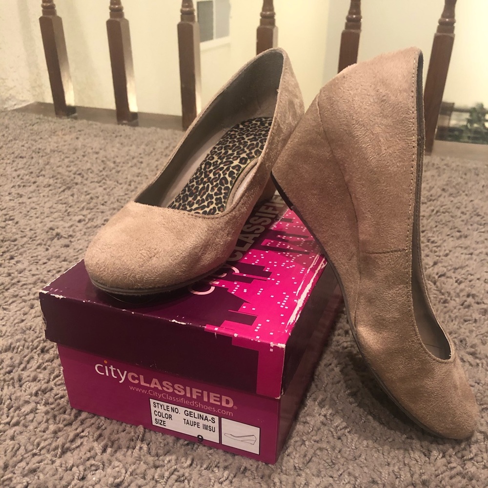 Taupe Wedge Size 9 faux suede